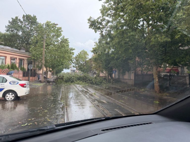 RO-ALERT, din nou în centrul controverselor după codul roșu din București. Ce spun românii: „Nu toată lumea era în casă când a început furtuna”