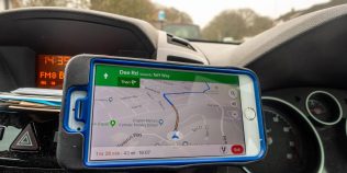 Google Maps schimbă complet navigația pe Android Auto. Noua interfață 3D începe să ajungă la toată lumea, dar pe rând, chiar și în România