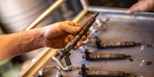 Injector care bate la diesel: cum diferențiezi zgomotul de tacheți, lanț sau volantă
