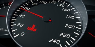 Motor care pornește greu după spălarea compartimentului motor: mufe, bobine și senzori afectați de apă