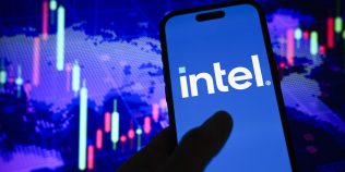 Intel readuce Hyper-Threading pe procesoarele Xeon. Decizia marchează o schimbare importantă de strategie