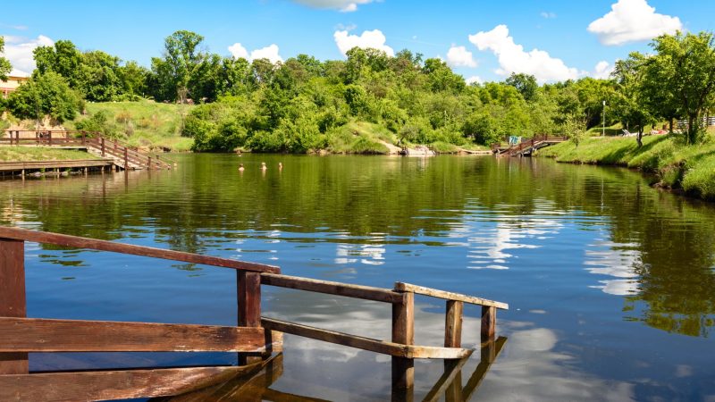 Stațiunea din România unde plutești fără efort. Mulți o compară cu Marea Moartă