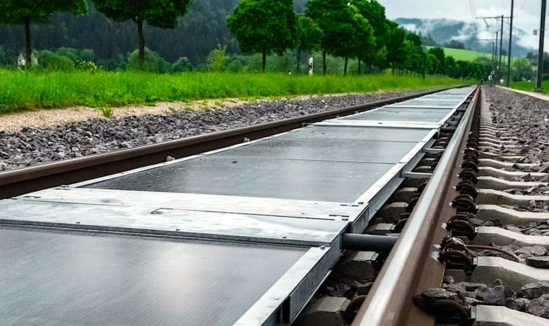 Panouri solare pe calea ferată, fără să oprească trenurile. Testul din Elveția care pare prea simplu ca să nu fie folosit