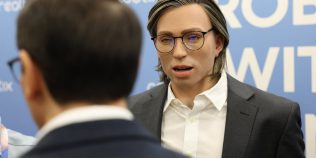 Profesorul-robot intră în clasă. O școală din New York testează un umanoid care ajută elevii la teme