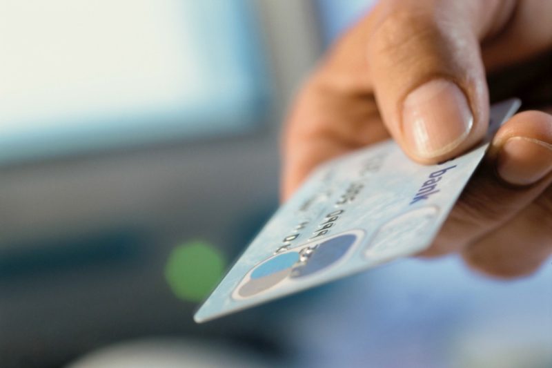 Banii pe care îi pierzi pentru că plătești „la timp”, dar în ziua greșită. Detaliul care contează la cardurile de credit