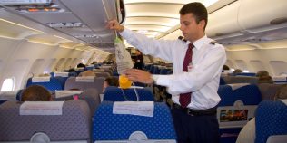 Cât timp funcționează măștile de oxigen din avion în caz de urgență. Explicațiile piloților despre sistemul care poate salva vieți