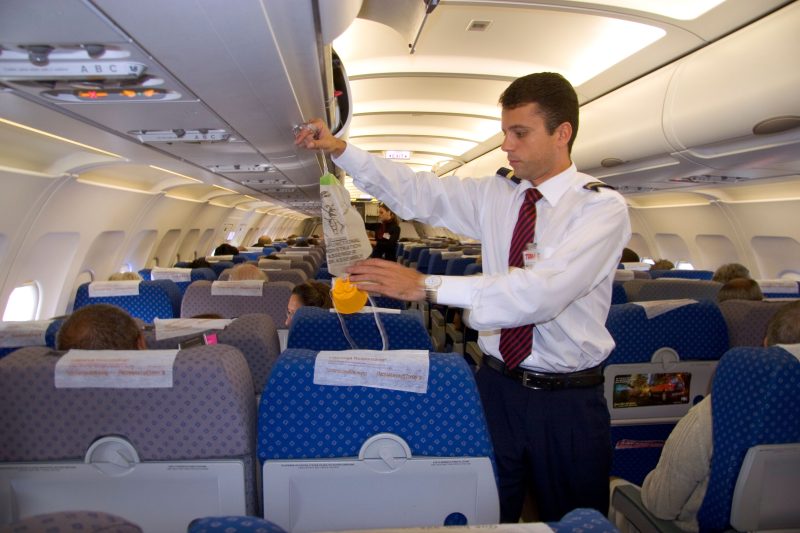 Cât timp funcționează măștile de oxigen din avion în caz de urgență. Explicațiile piloților despre sistemul care poate salva vieți