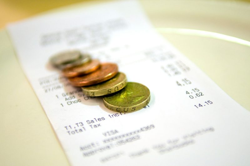 Coperto, kuver sau couvert, taxa care îi surprinde pe români în vacanță. Ce este și de ce apare mereu pe bonul primit la restaurante