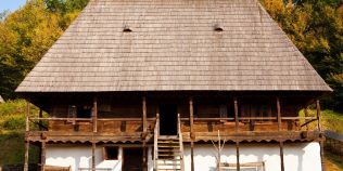 De ce aveau casele construite acum 100 de ani ferestre atât de mici în pod. Explicația este surprinzătoare