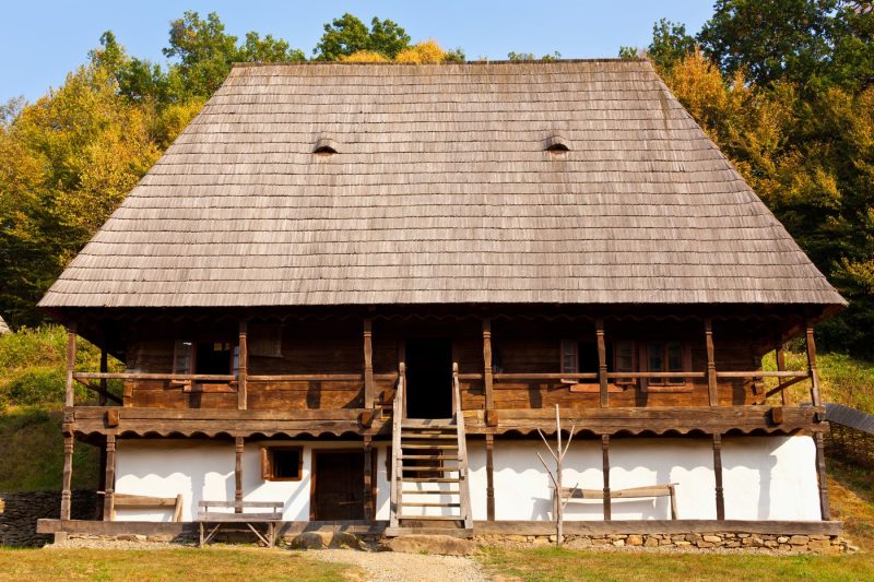 De ce aveau casele construite acum 100 de ani ferestre atât de mici în pod. Explicația este surprinzătoare
