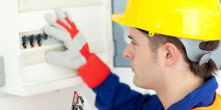 Cursurile de calificare care îți pot aduce un salariu de peste 8.000 de lei. Meseriile pe care le poți învăța în doar câteva luni