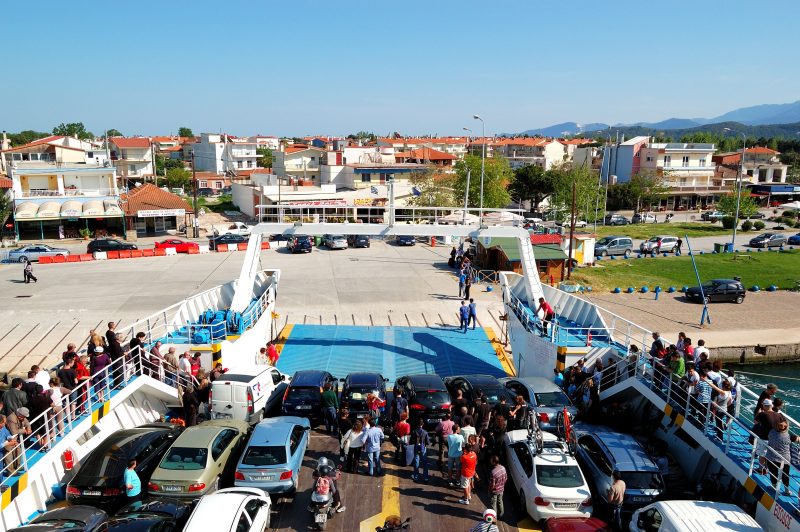 Reguli noi pe feribotul Keramoti–Thassos. Ce trebuie să știe șoferii cu mașini electrice, hibride sau GPL