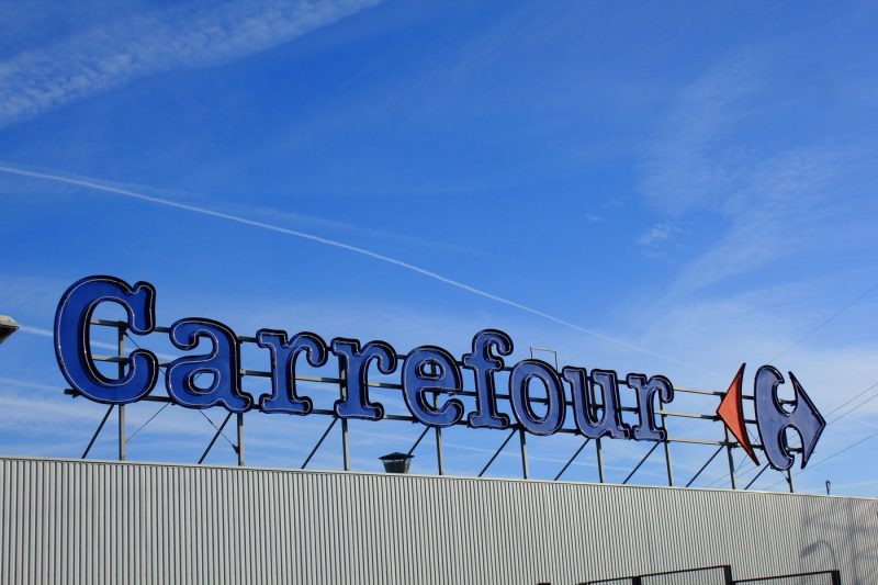 Prima schimbare care apare la Carrefour după preluarea de către proprietarii Dedeman. Clienții pot cumpăra produse cu până la 66% mai ieftine