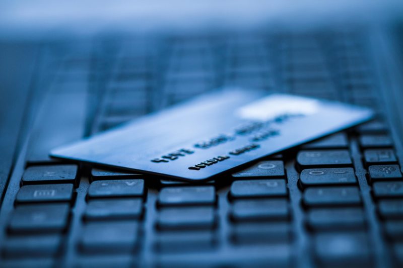 Credit de 40.000 de lei făcut în numele altui român. Detaliul din buletinul fals care a păcălit verificările