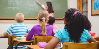 Șoferul unui demnitar ar putea câștiga mai mult decât un profesor debutant. Inechitățile din noua lege a salarizării