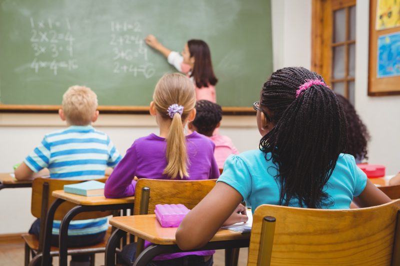 Șoferul unui demnitar ar putea câștiga mai mult decât un profesor debutant. Inechitățile din noua lege a salarizării