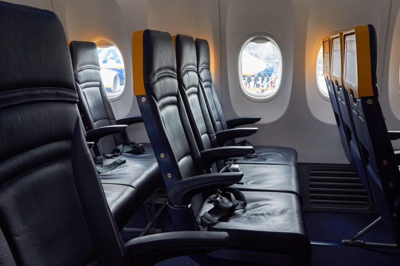 Un geam al unui avion s-a spart în zbor spre Munchen, iar un pasager ar fi fost tras parțial în afară. Ce trebuie să faci dacă apare o depresurizare, primele secunde sunt esențiale