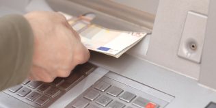 Greșeala pe care o fac mulți români când depun bani la bancomat. Poți ajunge în atenția ANAF