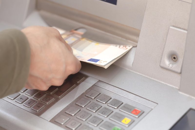 Greșeala pe care o fac mulți români când depun bani la bancomat. Cum poți ajunge ușor în atenția ANAF