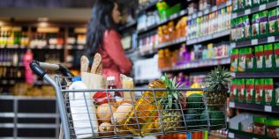 Românii strâng cureaua la cumpărături. Vânzările au scăzut, ce taie cetăţenii de pe listă când banii nu mai ajung