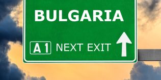 Cum eşti prins imediat că ai depăşit viteza în Bulgaria. Maşinile în care stau ascunşi poliţiştii de la Rutieră
