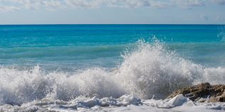 Cele mai periculoase plaje din Grecia din cauza curenților. Ce trebuie să știe turiștii înainte să intre în apă