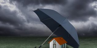 Românii cu locuințe afectate de inundații sau furtuni pot cere despăgubiri. Unde trebuie anunțată paguba