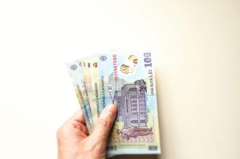 Unde merită să lucrezi în 2026 pentru un salariu mare. Cinci domenii plătesc peste 12.000 de lei