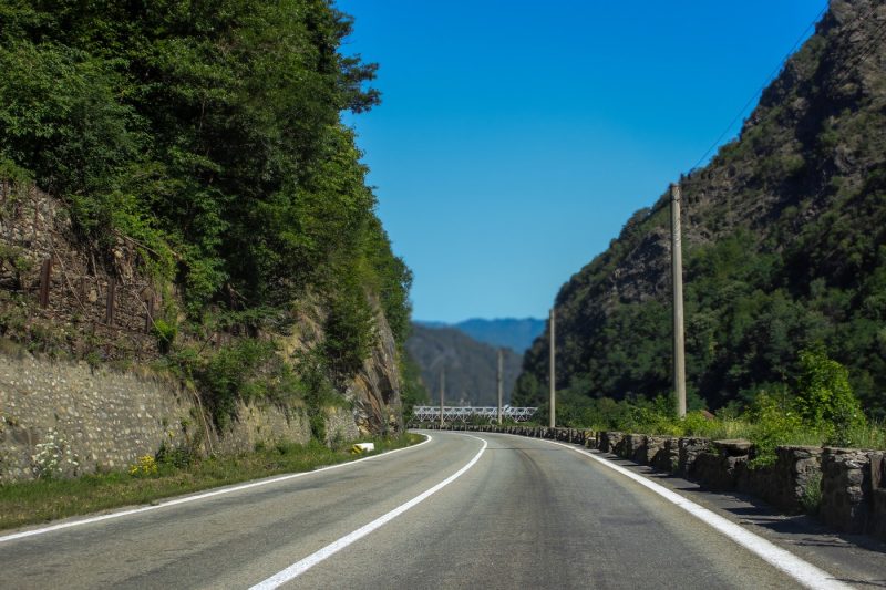 Despăgubiri după accidente provocate de căderi de pietre. Cine poate fi tras la răspundere. Specialiștii și CNAIR se contrazic
