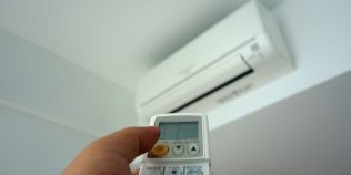 Cât te costă, de fapt, o cameră răcită cu un grad în plus. Diferența dintre a seta aparatul de aer condiţionat la 22°C și 26°C