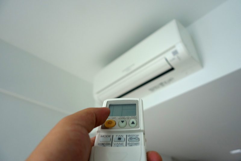 Cât te costă, de fapt, o cameră răcită cu un grad în plus. Diferența dintre a seta aparatul de aer condiționat la 22°C și 26°C