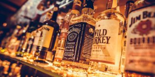 Românii cumpără tot mai mult alcool din piața neagră din cauza taxelor din ce în ce mai mari. Cât a pierdut statul din piața taxată