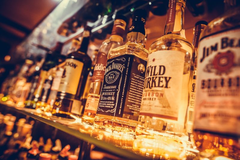 Românii cumpără tot mai mult alcool din piața neagră din cauza taxelor din ce în ce mai mari. Cât a pierdut statul din piața taxată