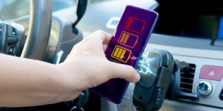 Încărcarea telefonului în mașină consumă carburant? Ce trebuie să știe orice șofer