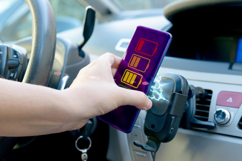 Încărcarea telefonului în mașină consumă carburant? Ce trebuie să știe orice șofer