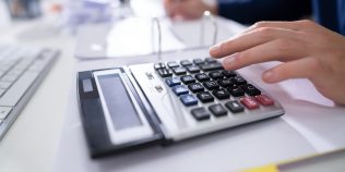 Pachetul fiscal Omnibus, explicat simplu. Ce se schimbă pentru firme și cei care vând produse online