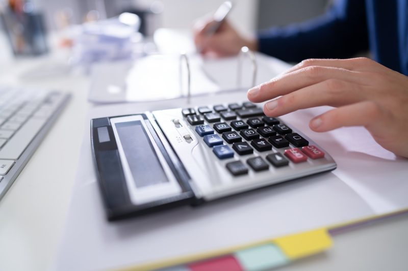 Pachetul fiscal Omnibus, explicat simplu. Ce se schimbă pentru firme și cei care vând produse online