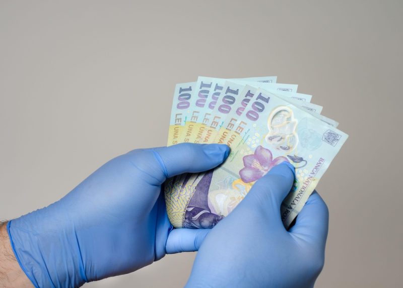 Cine trebuie să declare veniturile din străinătate și actele necesare. ANAF a început controalele, ce faci dacă ai primit decizie