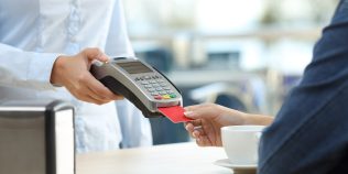 Cele mai mari greșeli pe care le fac românii în vacanță cu banii lor. La ce să fii atent în restaurante și când faci cumpărături