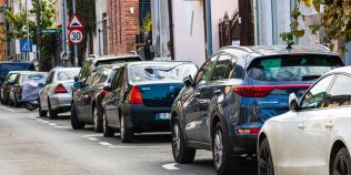 Ai găsit o mașină pe locul tău de parcare? Ce nu ai voie să faci, chiar dacă ai dreptate