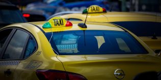 A urcat în taxi și a văzut aparatul acoperit cu un prosop. Cât i-a cerut șoferul unui bucureştean pentru nici doi kilometri: „De asta comand Uber/Bolţ”