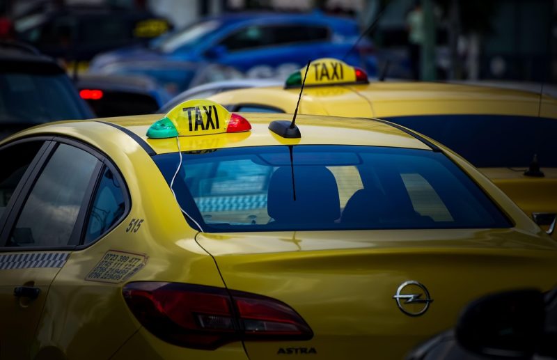 A urcat în taxi și a văzut aparatul acoperit cu un prosop. Cât i-a cerut șoferul unui bucureştean pentru nici doi kilometri: „De asta comand Uber/Bolţ”