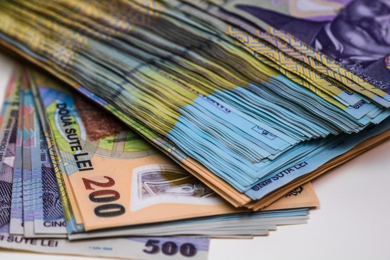 De ce nu este bine să ții sume mari de bani acasă. BNR, avertisment pentru românii care au economiile „la saltea”