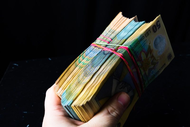 Câți bani poți plăti în numerar la magazin în 2026. Plafoanele pe care mulți români nu le cunosc