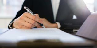 Ce se întâmplă dacă nu faci succesiunea după moartea părinților. Problema care apare la vânzarea casei