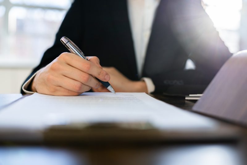 Ce se întâmplă dacă nu faci succesiunea după moartea părinților. Problema care apare la vânzarea casei