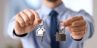 Câți ani trebuie să muncești pentru un apartament, în funcție de orașul în care locuiești. Ce arată datele BNR