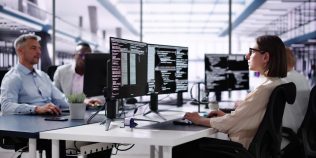 Mai merită să te reprofilezi în IT în 2026? Răspunsurile programatorilor, ce șanse are un începător: „Nici cei cu experiență nu mai găsesc job”