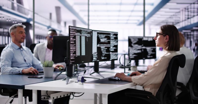 Mai merită să te reprofilezi în IT în 2026? Răspunsurile programatorilor, ce șanse are un începător: „Cei cu experiență nu mai găsesc job”