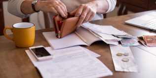 Ce pensie poate primi un român care a muncit 45 de ani fără întrerupere. Bonusul pentru cariera lungă